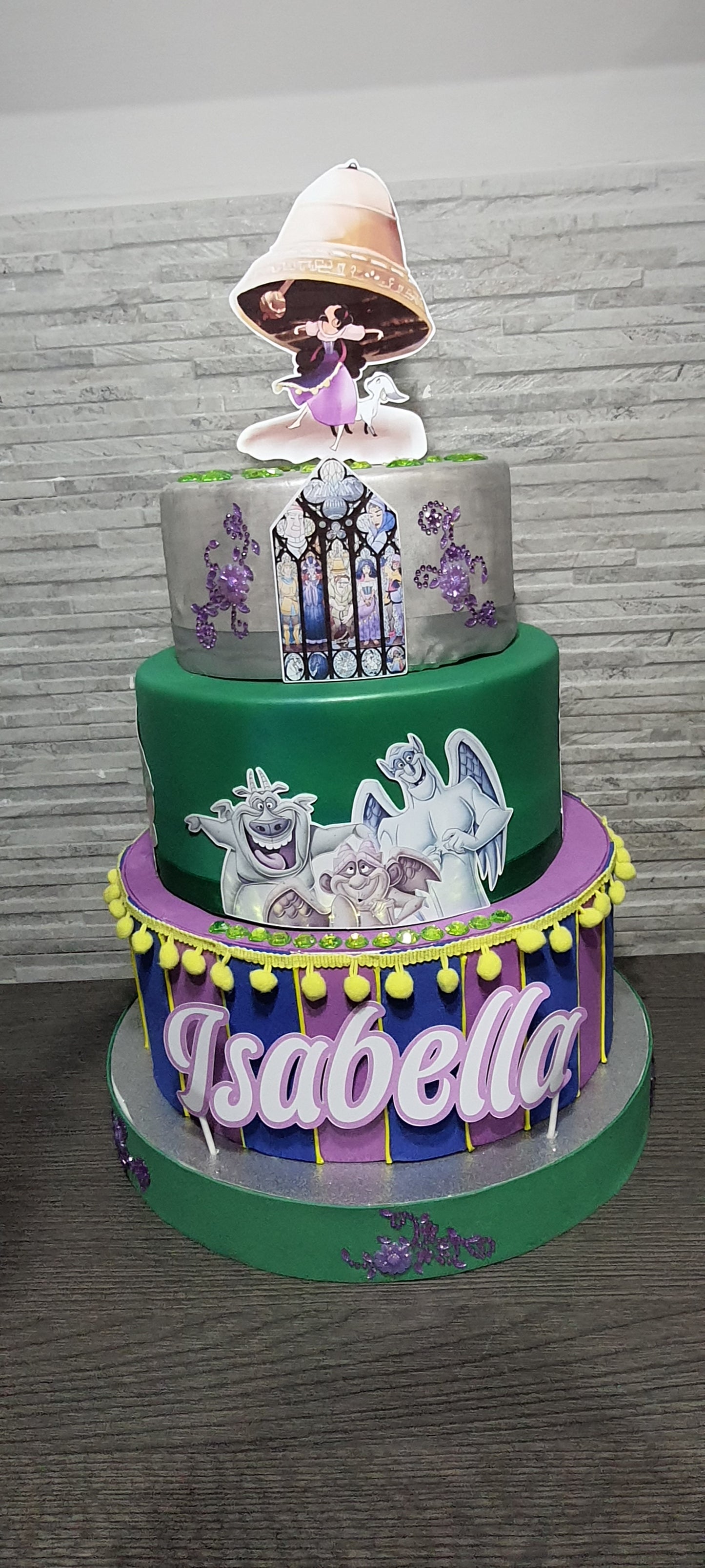 Torta Scenografica in Gomma EVA a Tema Il Gobbo di Notre Dame (Esmeralda) - Personalizzabile con Nome