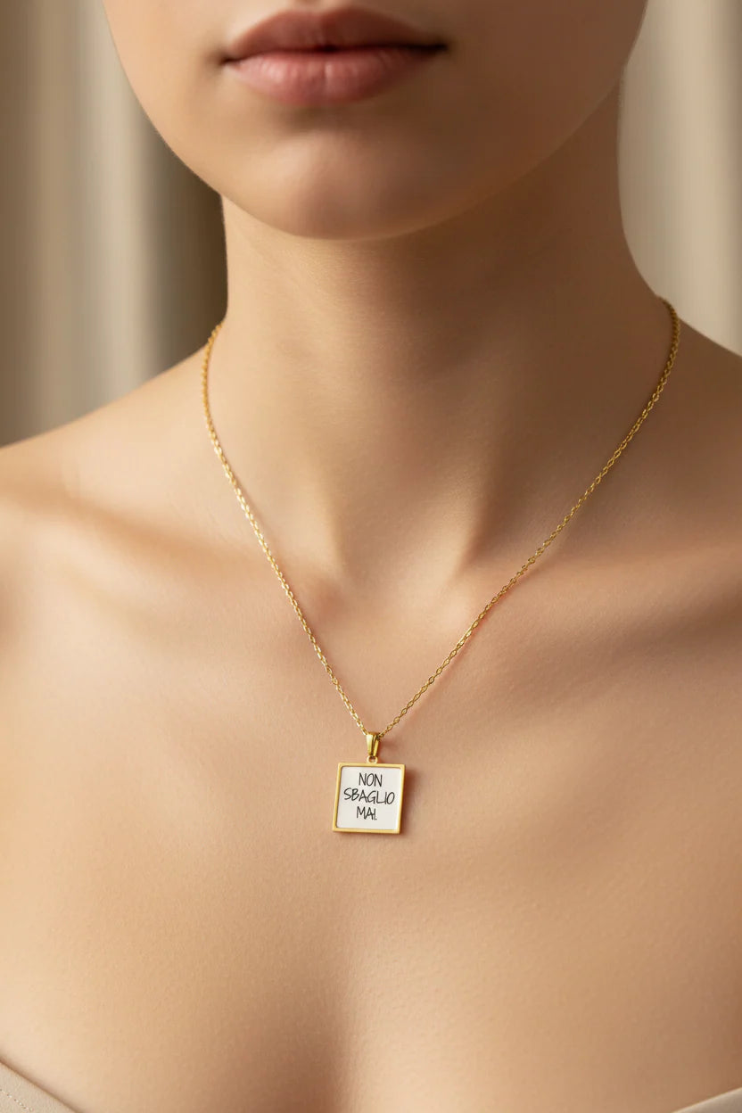 Collana Quadrata "Non Sbaglio Mai" – Oro e Carattere