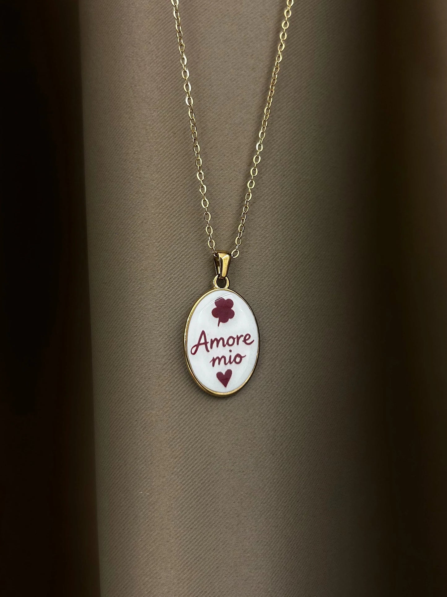 Collana Ciondolo "Amore Mio" – Oro e Smalto con Quadrifoglio e Cuore