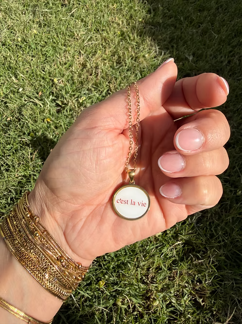Collana C'est La Vie – Medaglione Smaltato Oro
