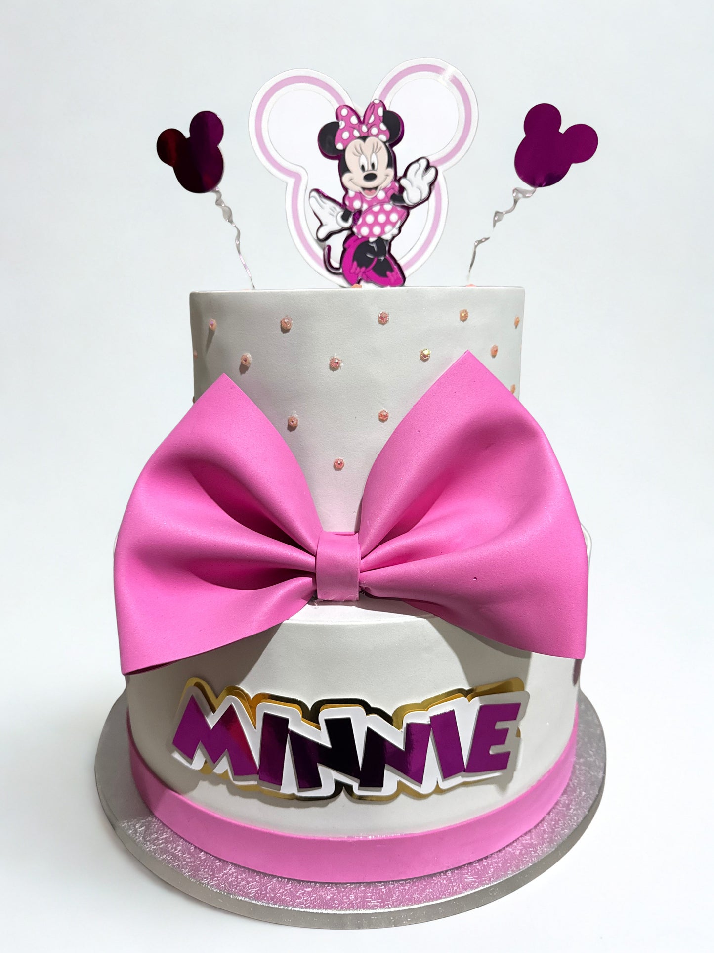 Torta Scenografica Personalizzata "Minnie Chic" - Elegante Design Bianco e Rosa con Maxifiocco