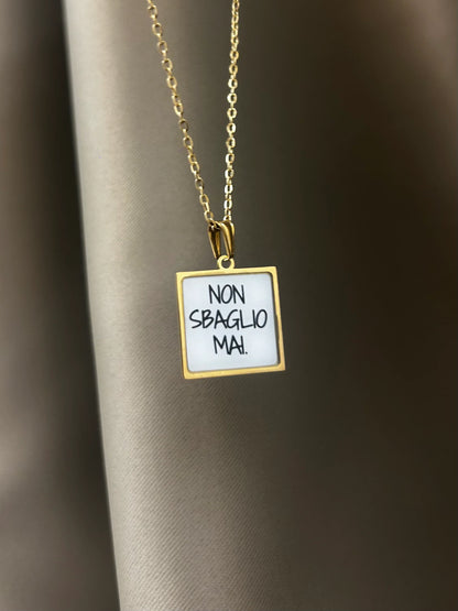 Collana Quadrata "Non Sbaglio Mai" – Oro e Carattere