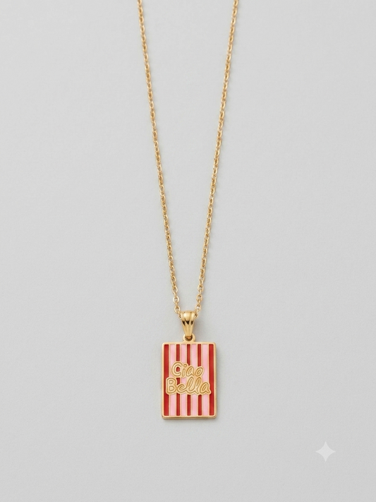 Collana Rettangolare "Ciao Bella" – Pendente Dorato a Righe Rosa e Rosse