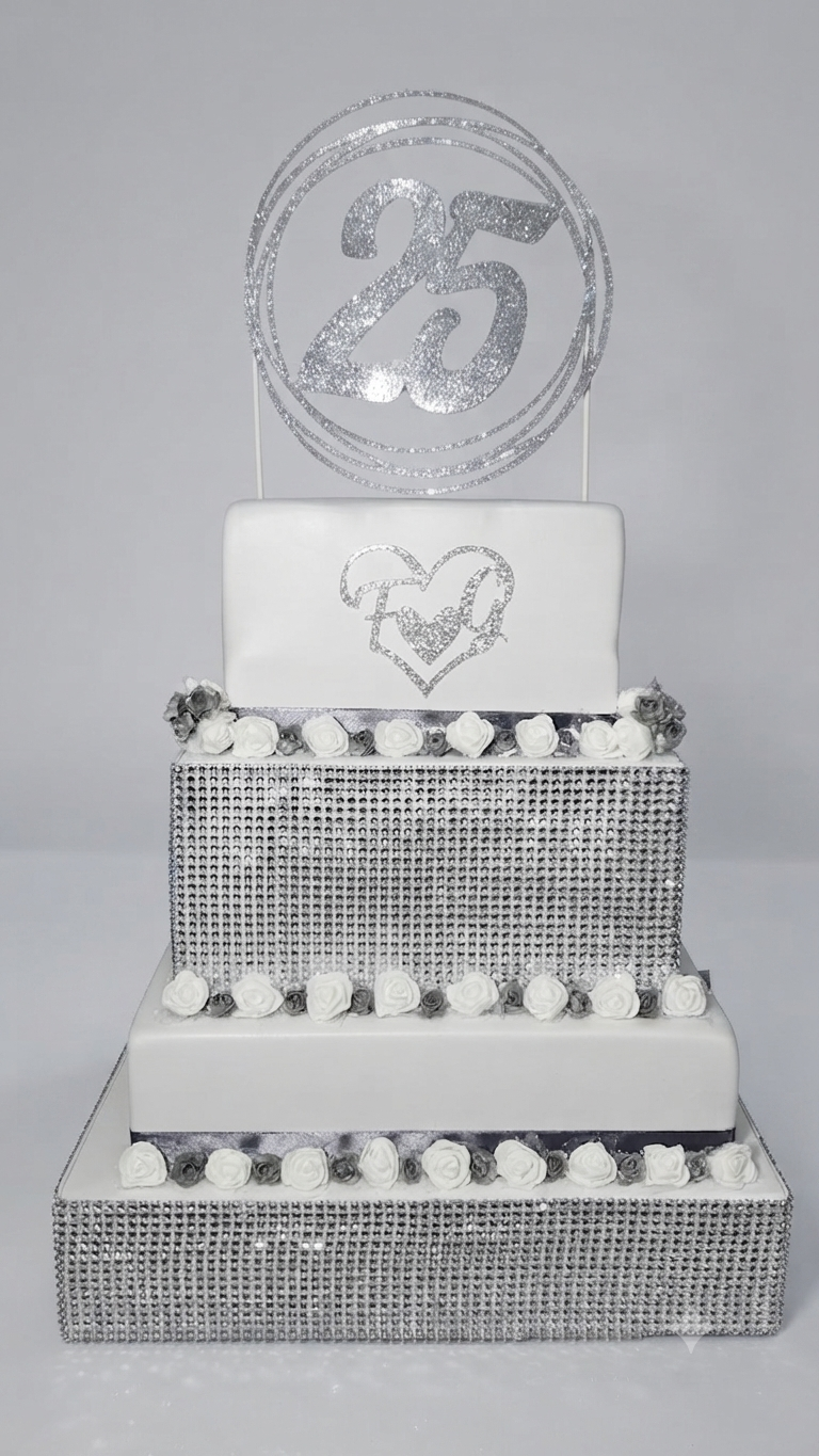 Torta Scenografica 25° Anniversario in polistirolo con glitter argento, rose e topper