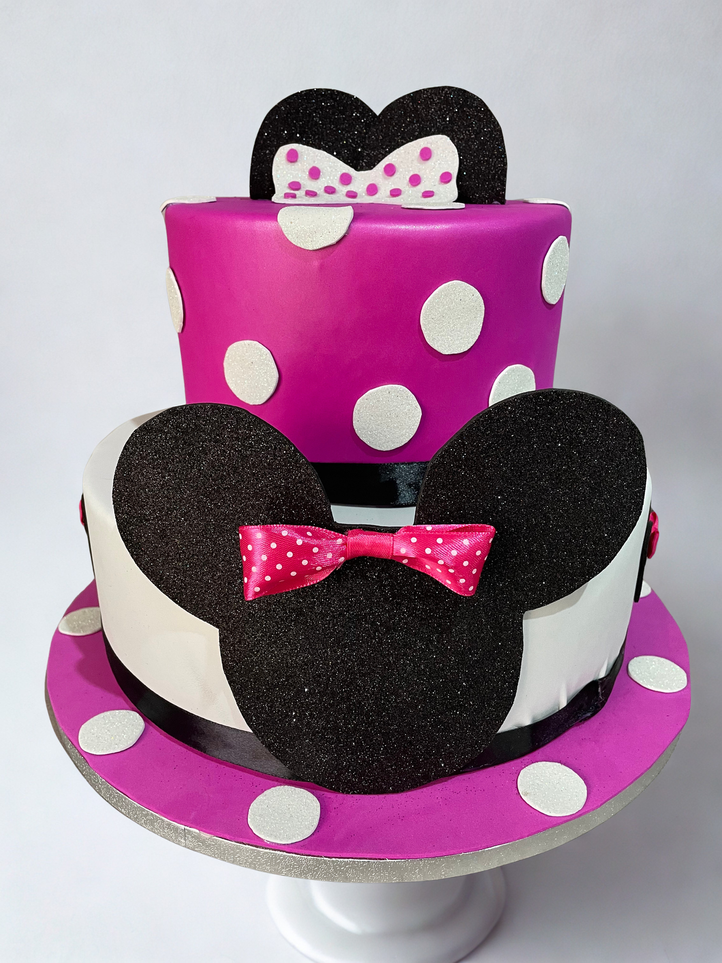 Torta Scenografica a Due Piani Tema "Minnie" - Fucsia, Nero e Bianco con Dettagli Glitter